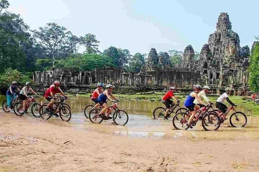 Angkor Wat & Bayon: the Smiling Temple Bike Tour
