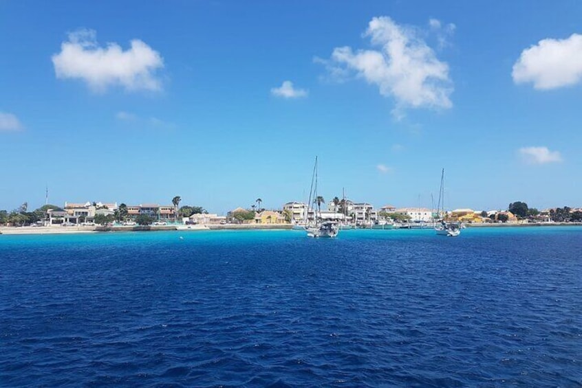 Yacht tour with local guide & snorkeling activities