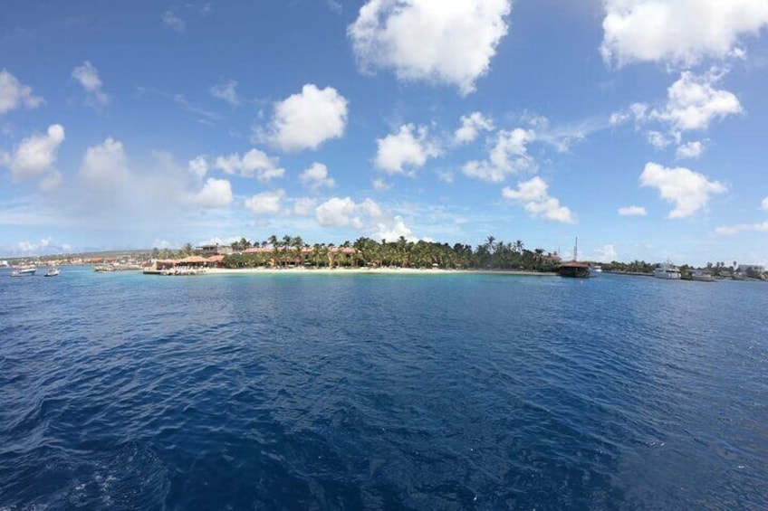 Yacht tour with local guide & snorkeling activities