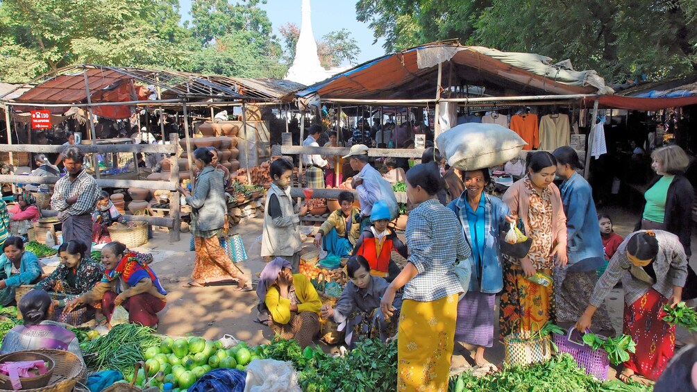 View of a full produce and food market in Bagan 