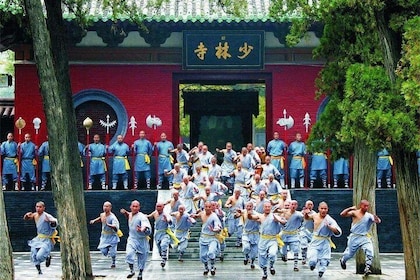 Private Day Tour to Shaolin Temple with Kungfu Show from Chengdu by Air