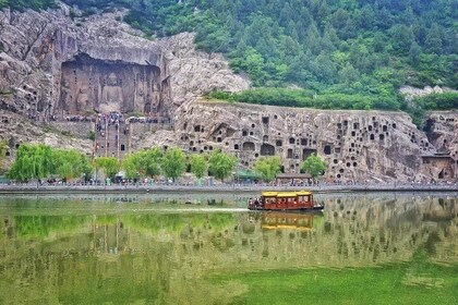 2-Day Private Tour from Guangzhou with Hotel:Shaolin Temple and Longmen Gro...