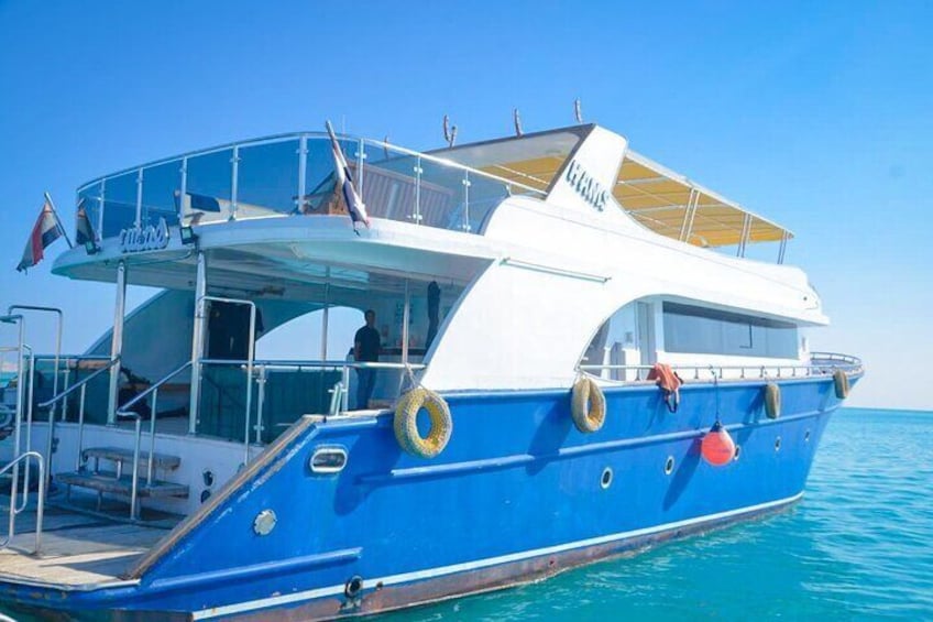 Royal Boat to Giftun Island with Massage & Watersports - Hurghada