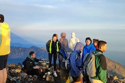 Qonquer Mount Rinjan Summit volledig uitzichtpunt 3726m