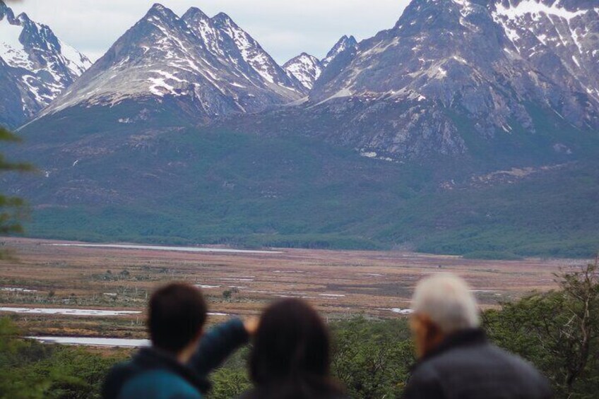 Andes crossing: Escondido and Fagnano lakes with lamb included