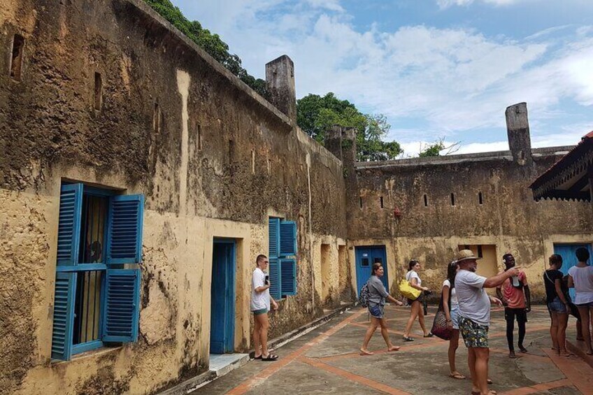 A Half Day Private Prison Island Tour