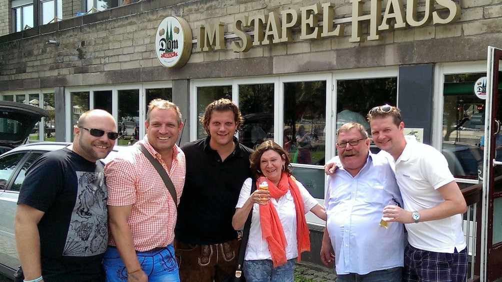 Foto 1 von 5 laden people posing outside of haus