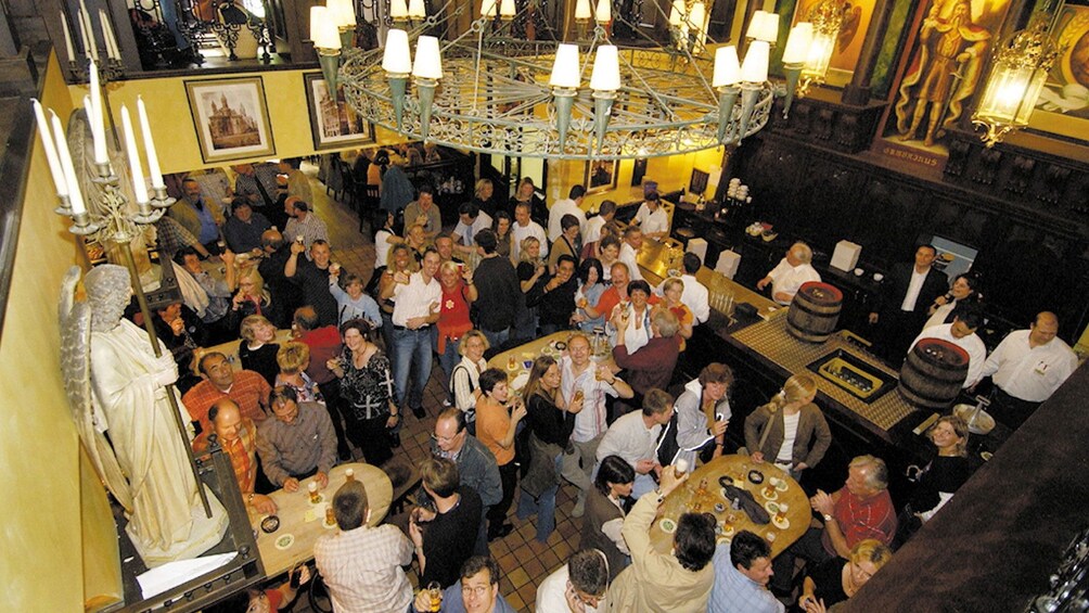 Foto 4 von 5 laden aerial view inside of bar