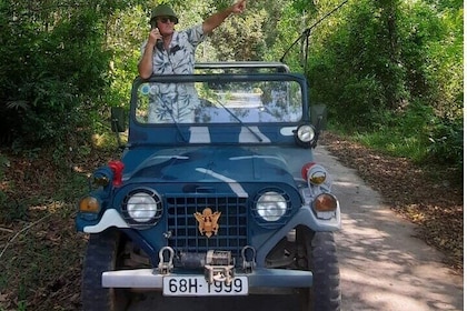 Verken het zuiden van het eiland Phu Quoc met klassieke jeeps van het Ameri...