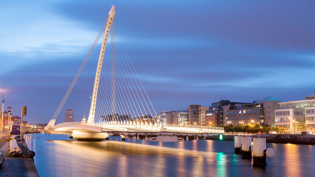 Enchanting nightscpaes along the atmospheric River Liffey in Dublin