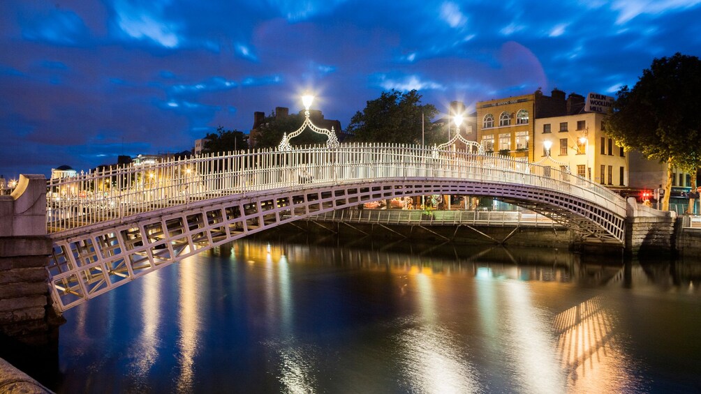 Gorgeous nightscpaes along the atmospheric River Liffey in Dublin