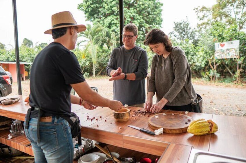 An experience of flavors that begins on the earth and ends on your palate, combining the essence of Ecuadorian cuisine with the perfection of chocolate.