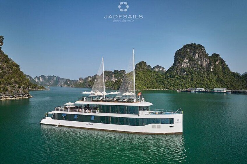 Jade Sails – Halong & Lan Ha Bay The Most Luxurious Day Tour