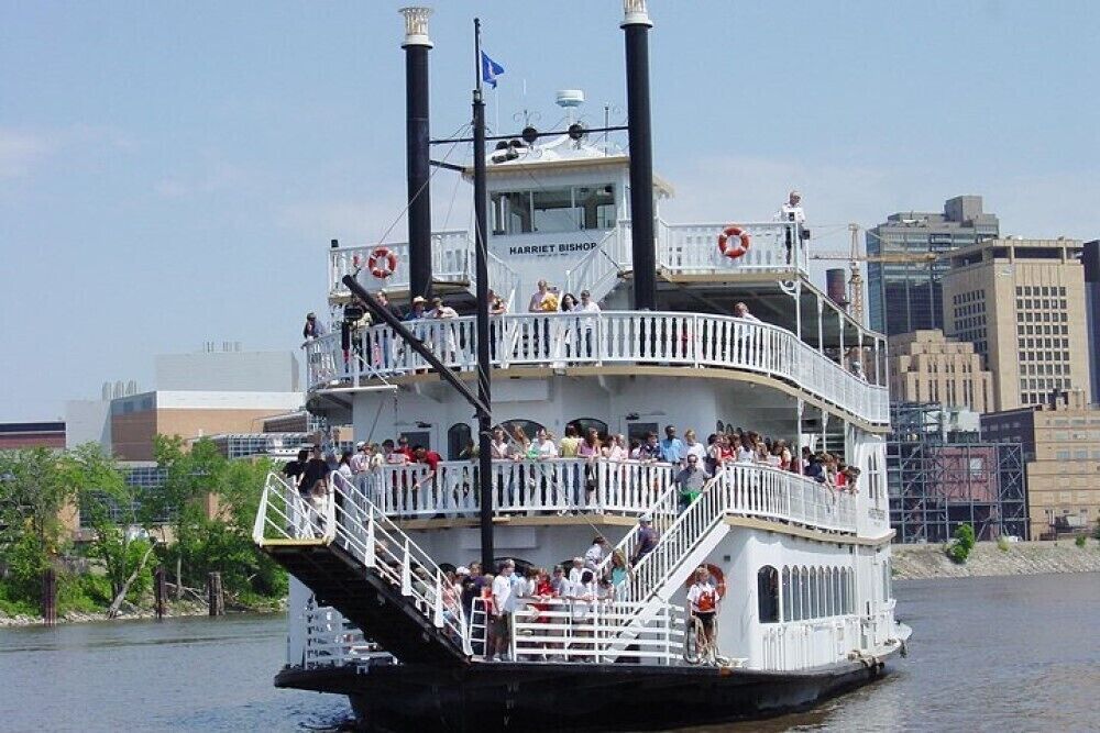 Minneapolis Tour & Mississippi River Cruise