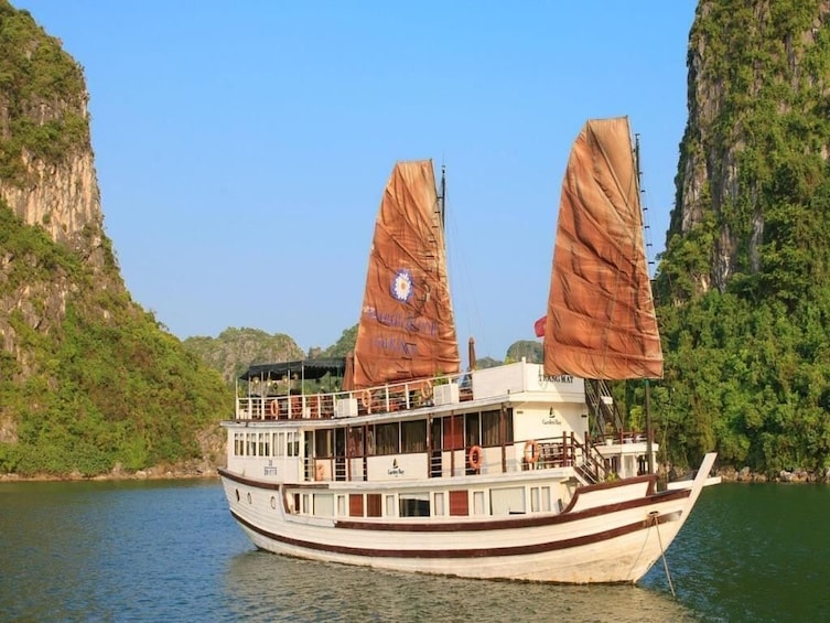 5-DAY GARDEN BAY LUXURY CRUISE WITH 2 NIGHTS HOTEL 2 NIGHT O