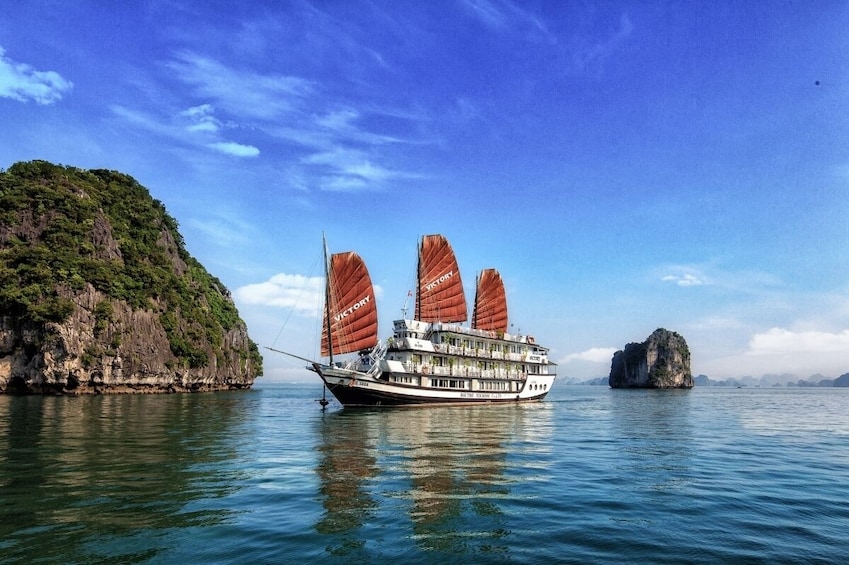 4-DAY VICTORY STAR CRUISE WITH 1 NIGHT HOTEL 2 NIGHTS ON BOA