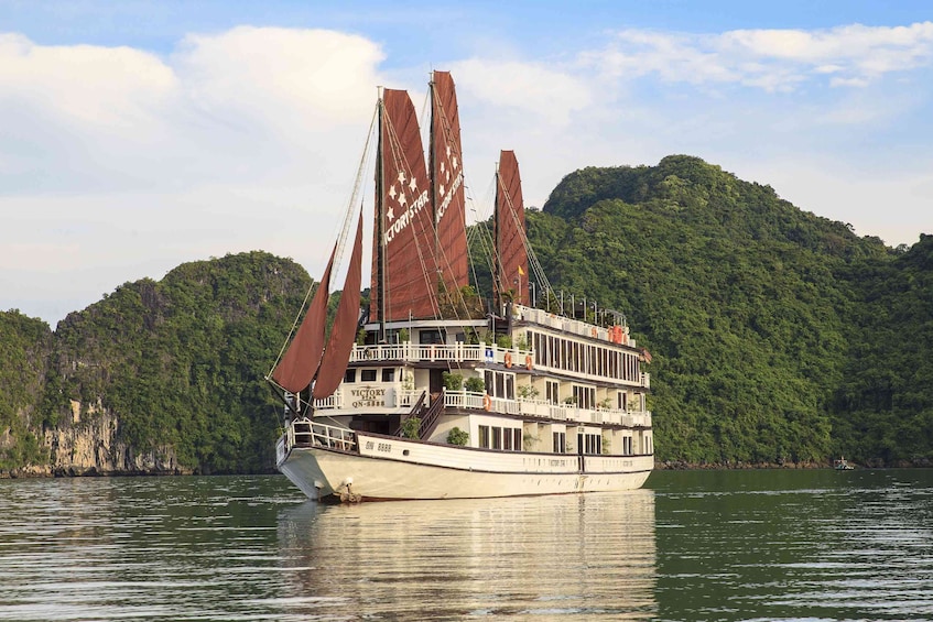 4-DAY VICTORY STAR CRUISE WITH 2 NIGHTS HOTEL 1 NIGHT ON BOA