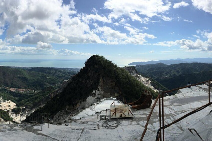 PRIVATE tour in Carrara marble quarries with 4x4 vehicles