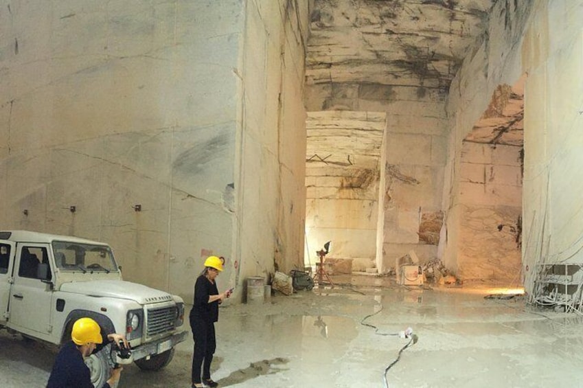 PRIVATE tour in Carrara marble quarries with 4x4 vehicles