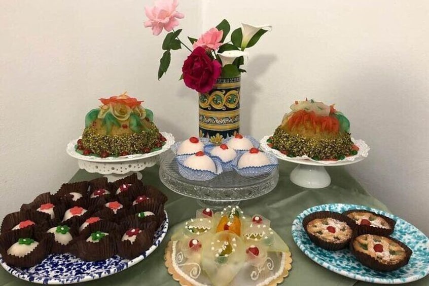 Typical sweets from the Monastery of Santa Caterina d’Alessandria, in Piazza Bellini