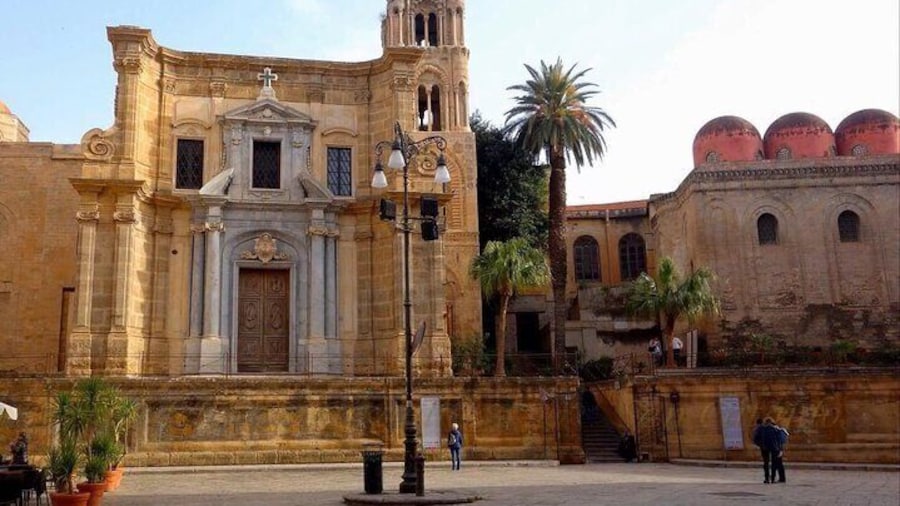 Piazza Bellini, church of Santa Maria dell’Ammiraglio