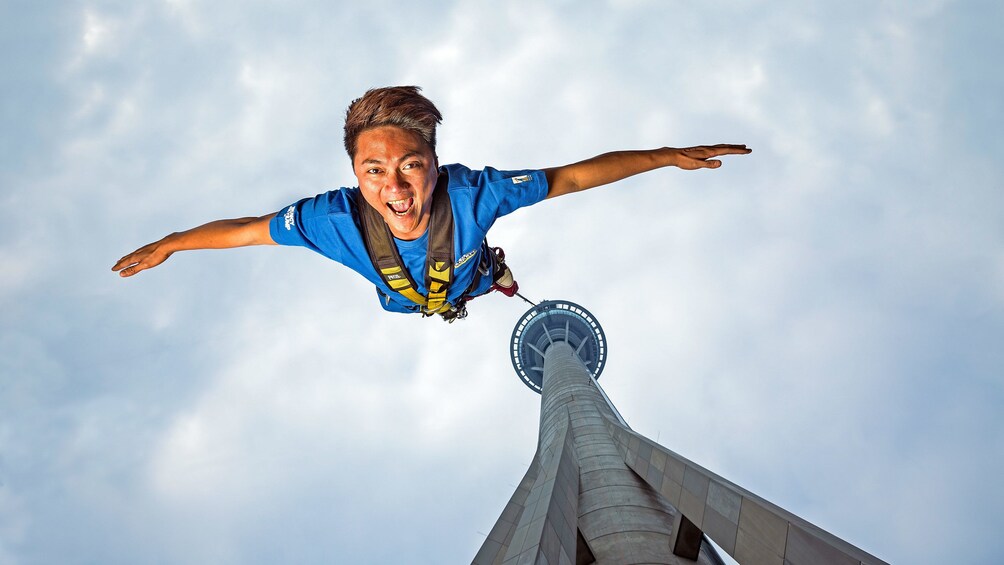 正在顯示第 3 張相片,共 7 張。 Close head shot of a young girl leaping from 764 feet (233 m) off the top of Macau Towe