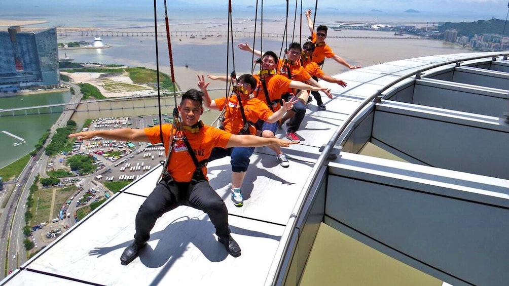正在顯示第 4 張相片,共 7 張。 Group posing along the Skywalk at Macau Tower tower