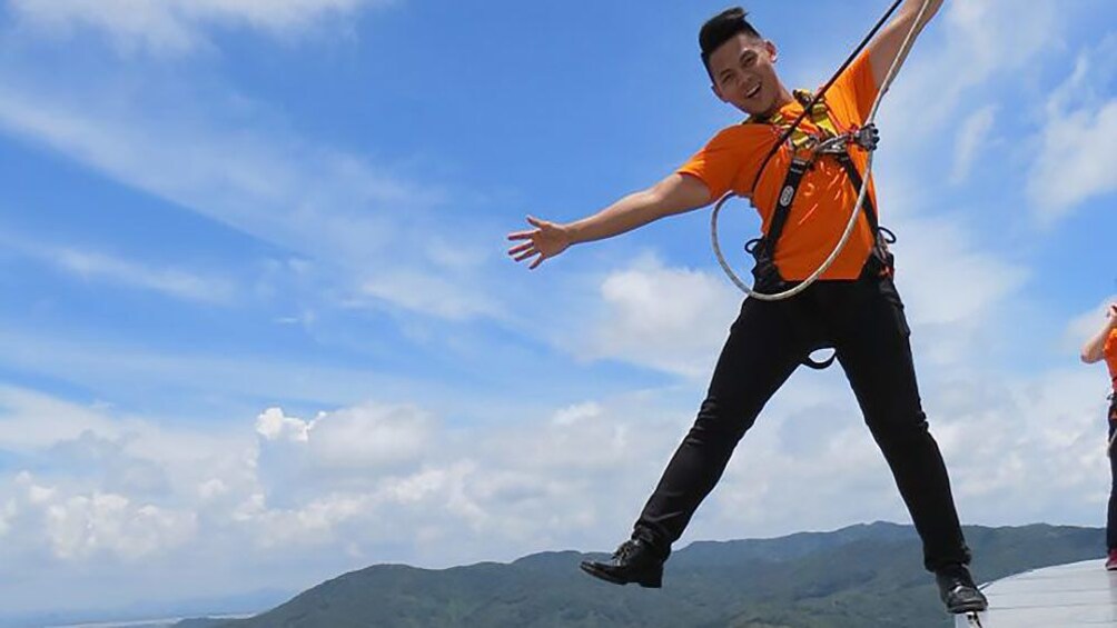 正在顯示第 3 張相片,共 7 張。 Young man standing on top of the Macau Tower