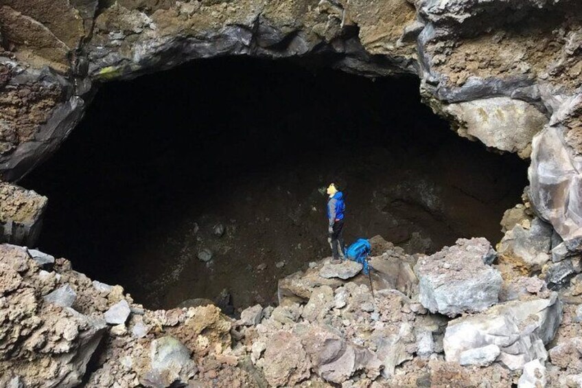 Visit of lava flow tunnels on ancient and recent lava flows