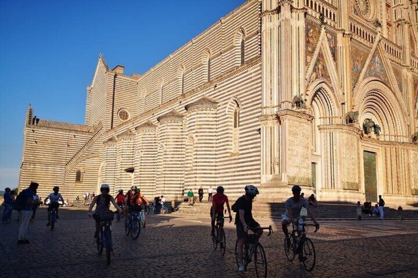 E-bike tour in Orvieto in small group: history, culture with lunch or dinner