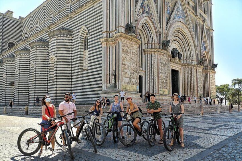 E-bike tour in Orvieto in small group: history, culture with lunch or dinner