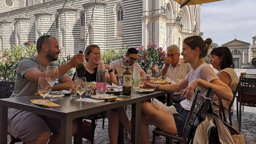 E-bike tour in Orvieto in small group: history, culture with lunch or dinner