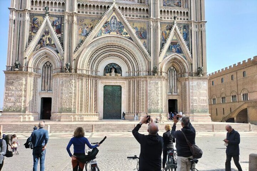 E-bike tour in Orvieto in small group: history, culture with lunch or dinner