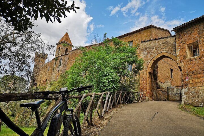 E-bike Experience in small group from Orvieto to Civita and beyond, with lunch