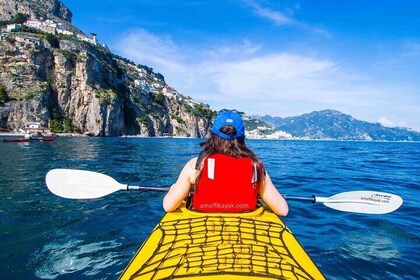 Tour in kayak della Costiera Amalfitana lungo archi, spiagge e grotte marin...