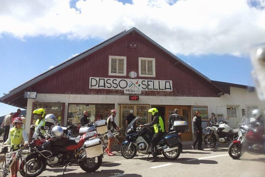 BIKE TOUR ON THE DOLOMITES - SELLA RONDA: Passo Pordoi-Sella-Gardena-Campolongo