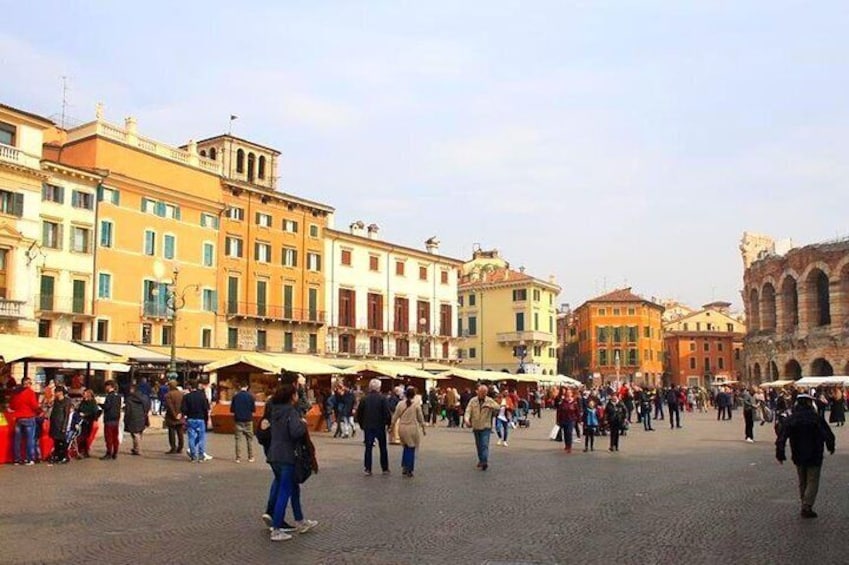 Verona City Sightseeing Walking Tour of Must-See Sites with Local Guide