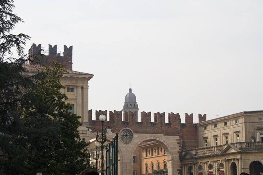 Verona City Sightseeing Walking Tour of Must-See Sites with Local Guide