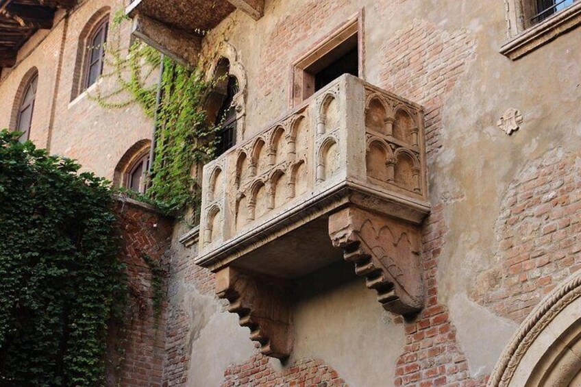 Skip the line tour: Verona Arena and Romeo & Juliet's house with a local Guide