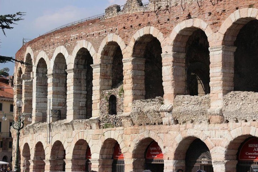 Skip the line tour: Verona Arena and Romeo & Juliet's house with a local Guide