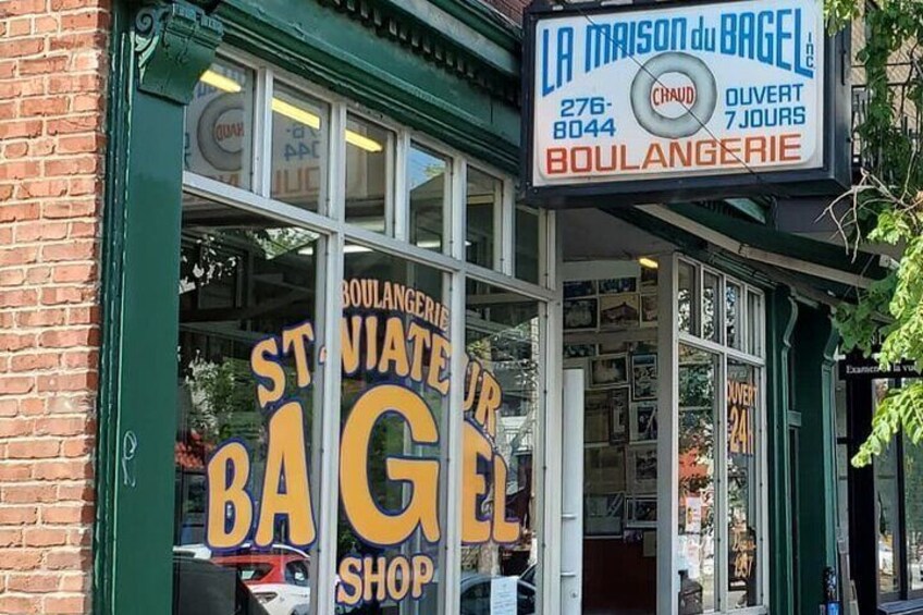 Full-Day small-group Montreal tour with Pickup and a Local Taste 