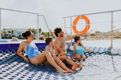 ประสบการณ์ล่องเรือและดำน้ำตื้นของ Aruba พร้อมของว่างและบาร์เปิด