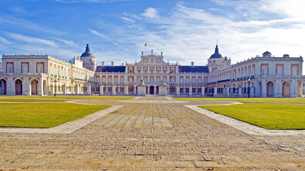 Apri foto 1 di 5. palace in madrid