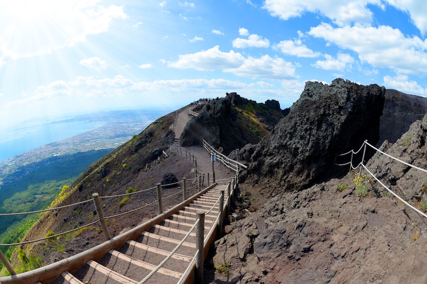 Pompeii & Mt.Vesuvius with Pizza or Wine Tasting from Naples