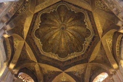 Visitez la mosquée-cathédrale avec un guide officiel.Petits groupes