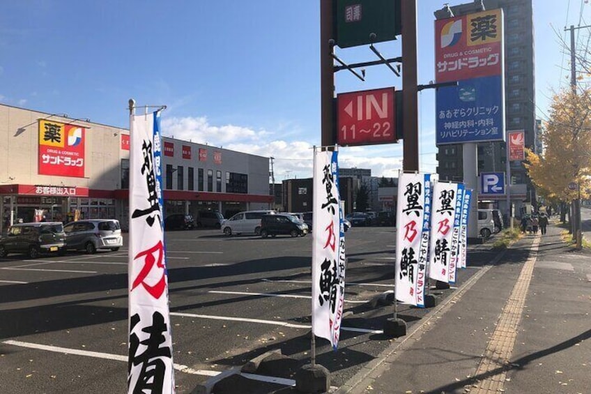 A Japanese food experience plan where you can enjoy tempura and 3 types of sake while making soba!