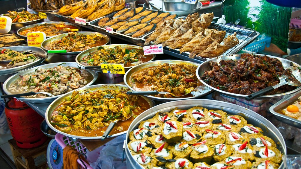 正在顯示第 2 張相片,共 5 張。 table full of food in bangkok