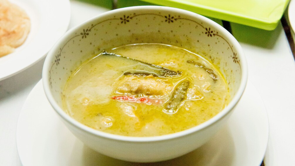 正在顯示第 2 張相片,共 5 張。 a bowl of soup on the table at the street market in Thailand