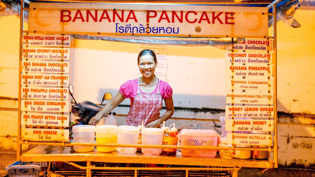 正在顯示第 1 張相片,共 5 張。 woman working at a banana pancake stand in Thailand