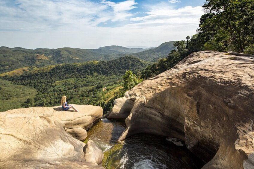  Diyaluma Waterfall & Natural Pool Bath.